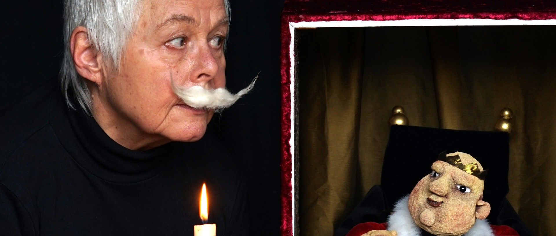 Schauspielerin der Badewanne mit Handpuppe