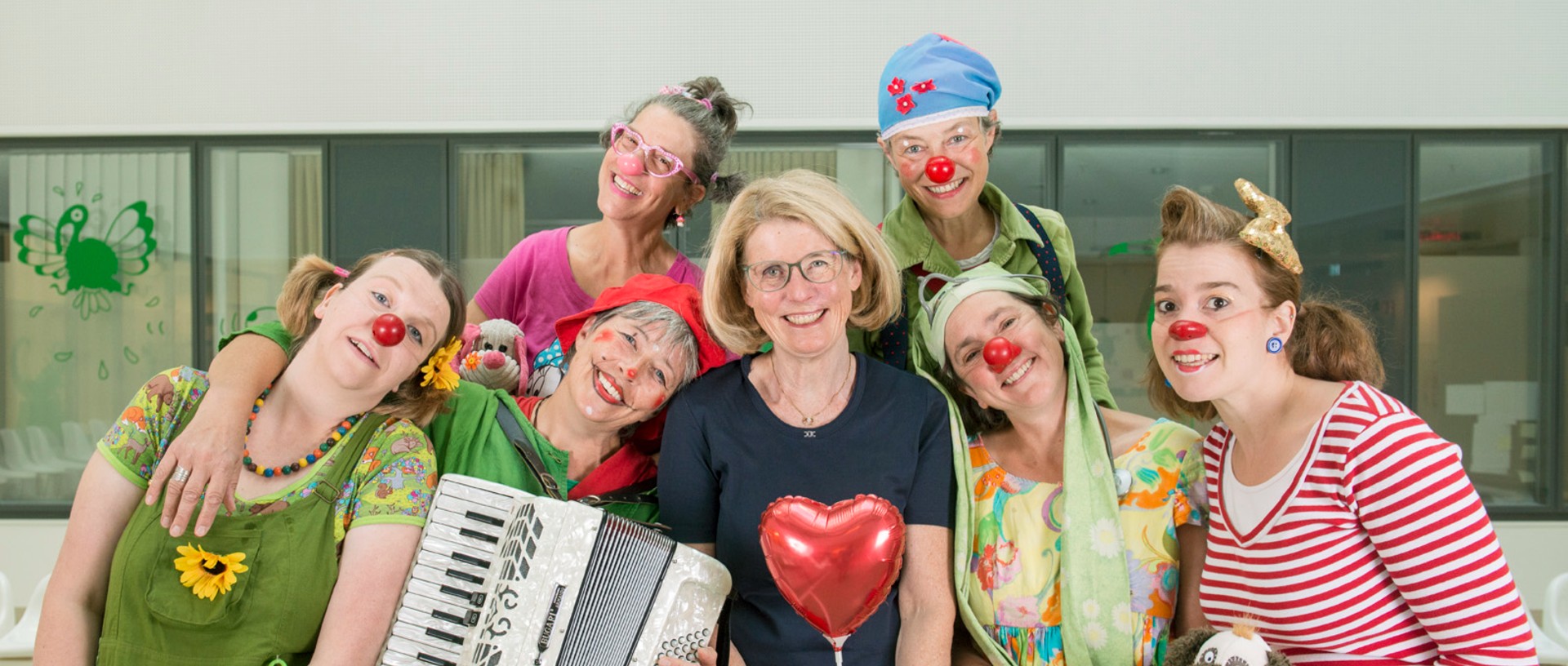 Gruppenbild der Olgäle-Clowns. 7 Frauen als Clowns verkleidet.